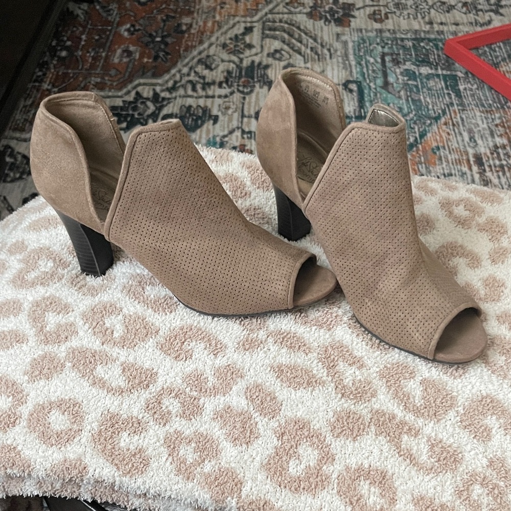 Life stride Tan Peep-Toe Heeled Booties